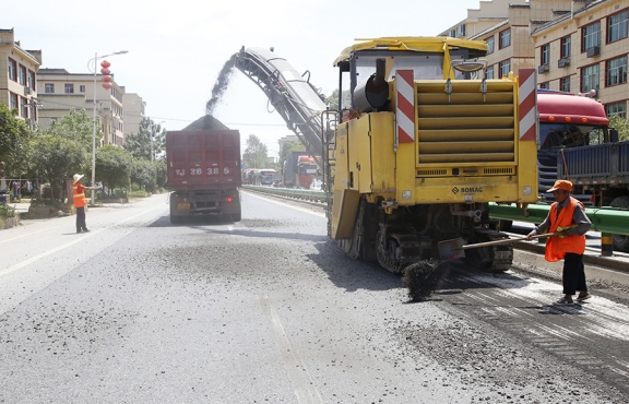 瀝青路面銑刨，廢舊料將回收再利用