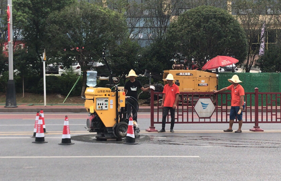 施工機(jī)械化，采用圓形井蓋切割機(jī)整治修復(fù)路面井蓋問(wèn)題