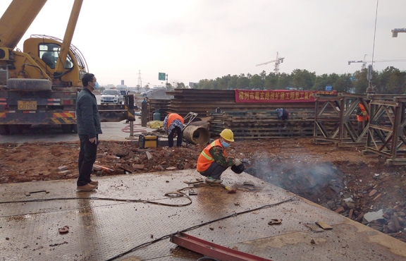 嚴(yán)抓復(fù)工后的疫情防控工作。圖為2020年2月24日樟樹(shù)葛玄路臺(tái)埠中橋便道鋼便橋施工現(xiàn)場(chǎng)